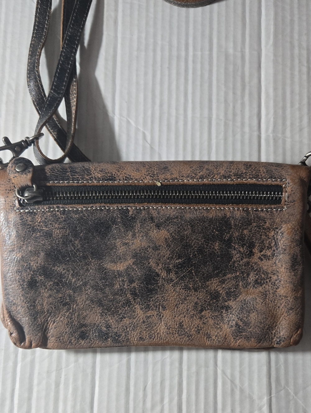 Bed Stu Distressed Brown Leather Crossbody Wallet - Picture 4 of 8